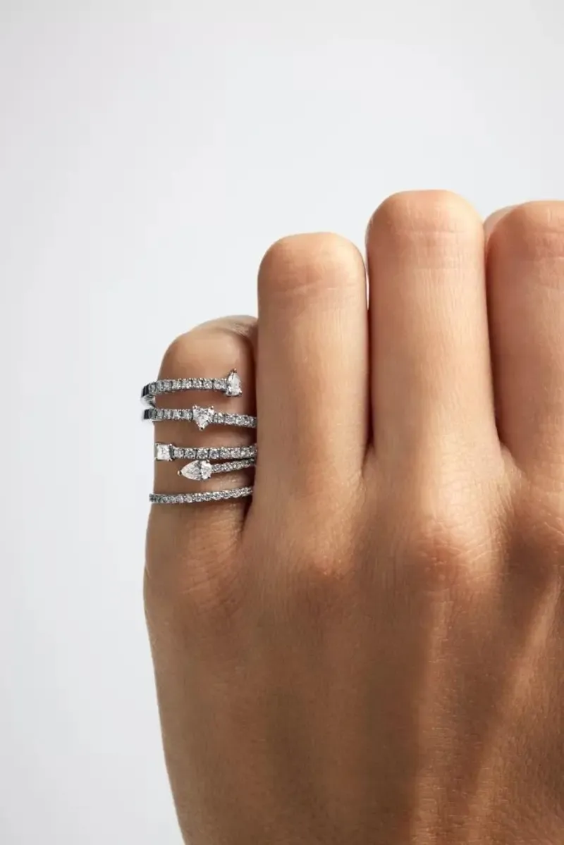 2026 trend: stacking several TOUS rings on one hand